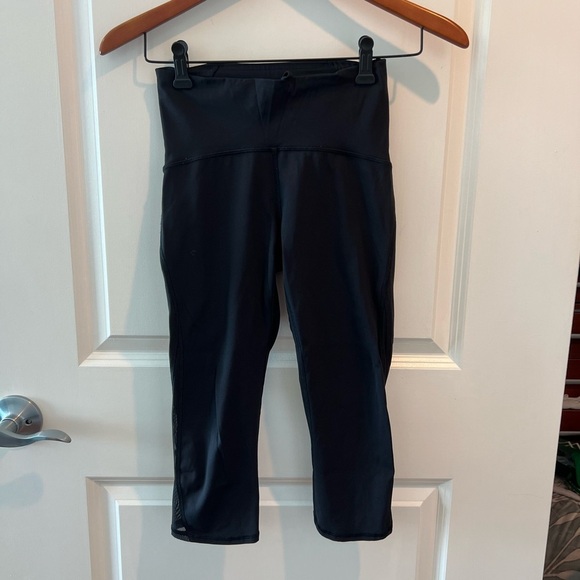Lululemon Black Cropped Leggings Back Zip Pocket - Picture 1 of 15